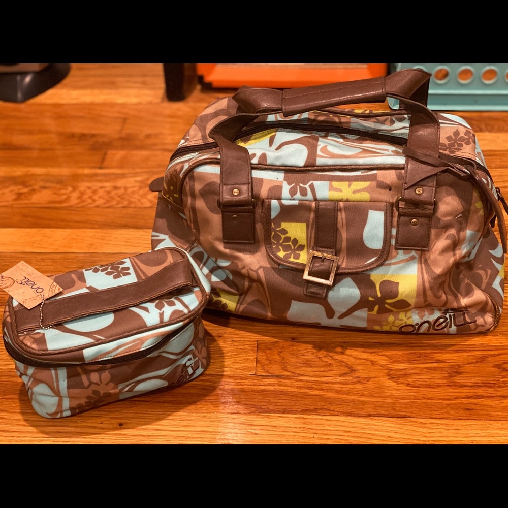 O’NEILL Travel Duffle Bag & Matching Toiletry Kit